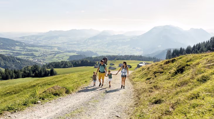 Familienwanderung Schwarzenberg / Bregenzerwald Tourismus © Johannes Fink